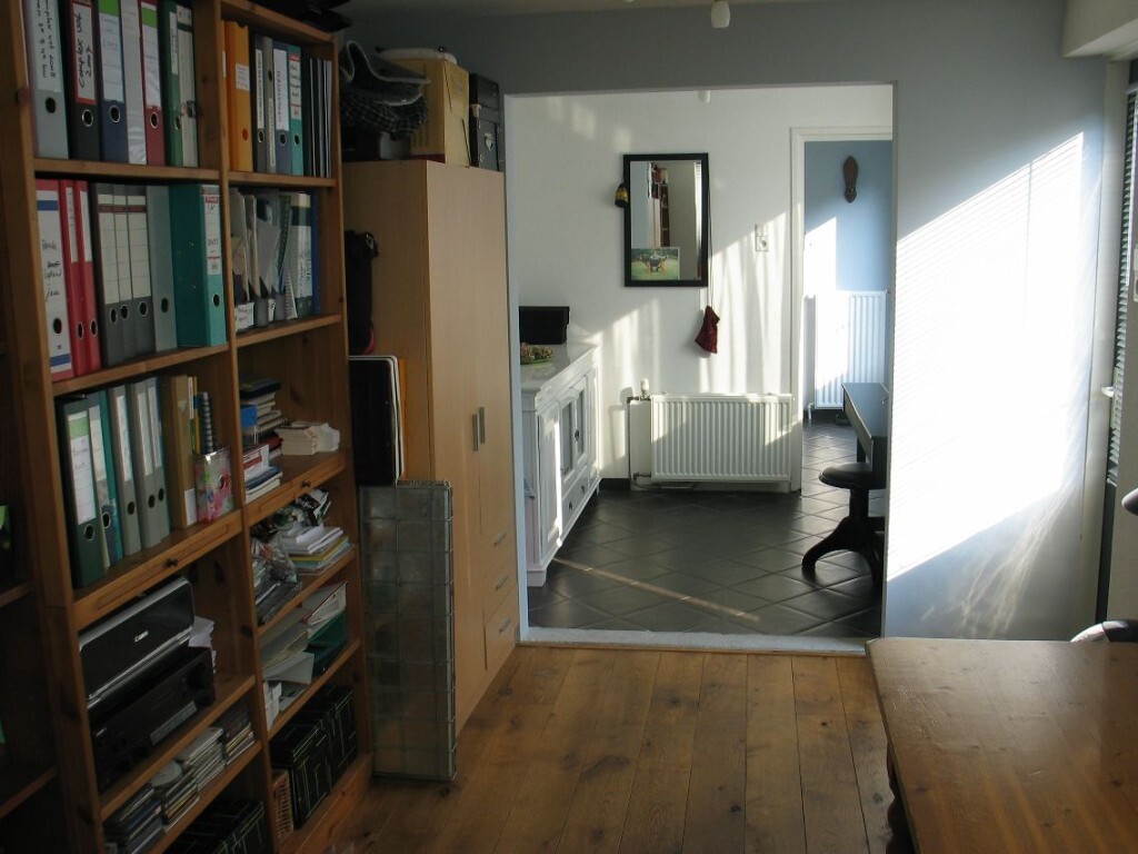 Gelegen in de wijk “Armhoefse Akkers” (Sacaramentsparochie) ruime jaren 30 hoekwoning met extra kamer op de begane grond en tuin op het zuiden. 