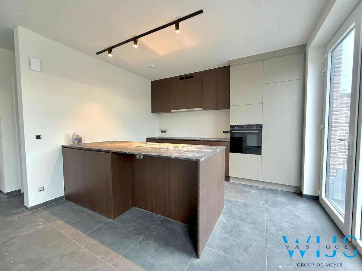 Nieuwbouw met 5 slaapkamers te Oosteeklo ! 