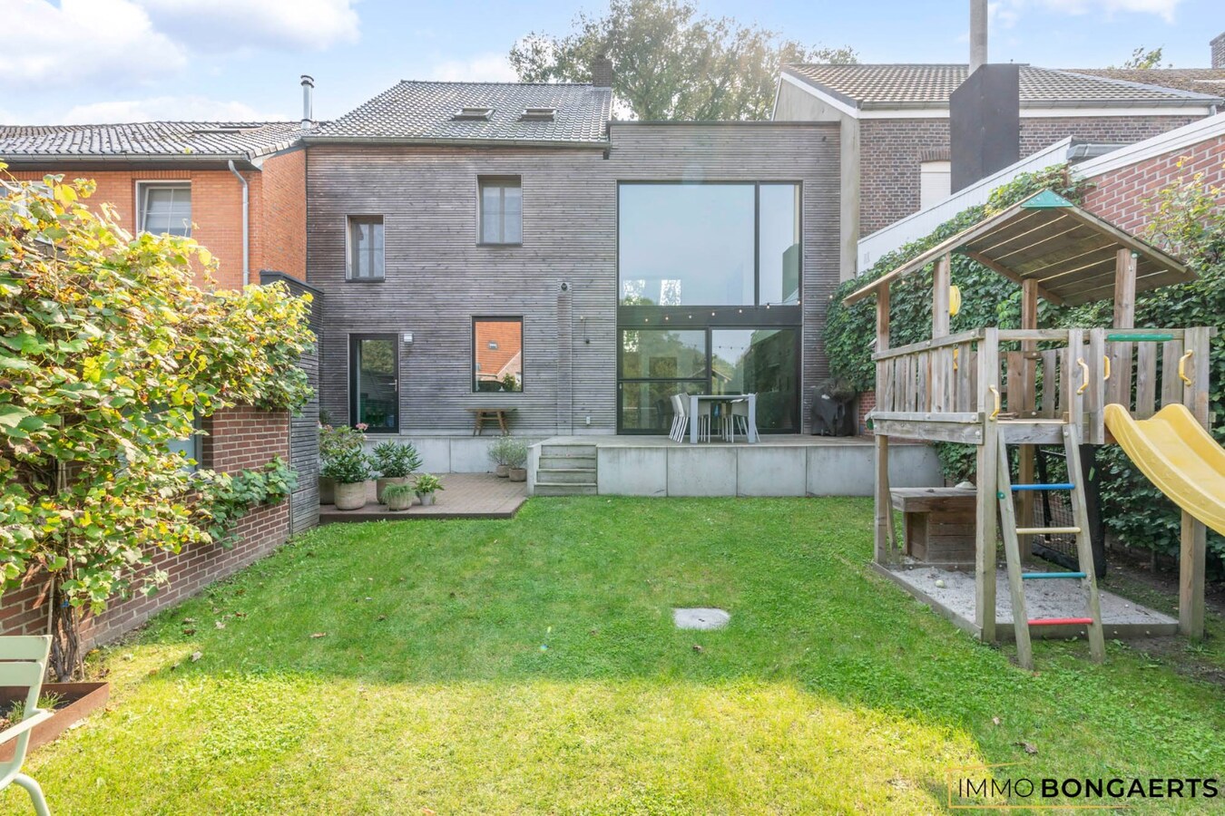 Ruime woning met garage, tuin en drie slaapkamers 