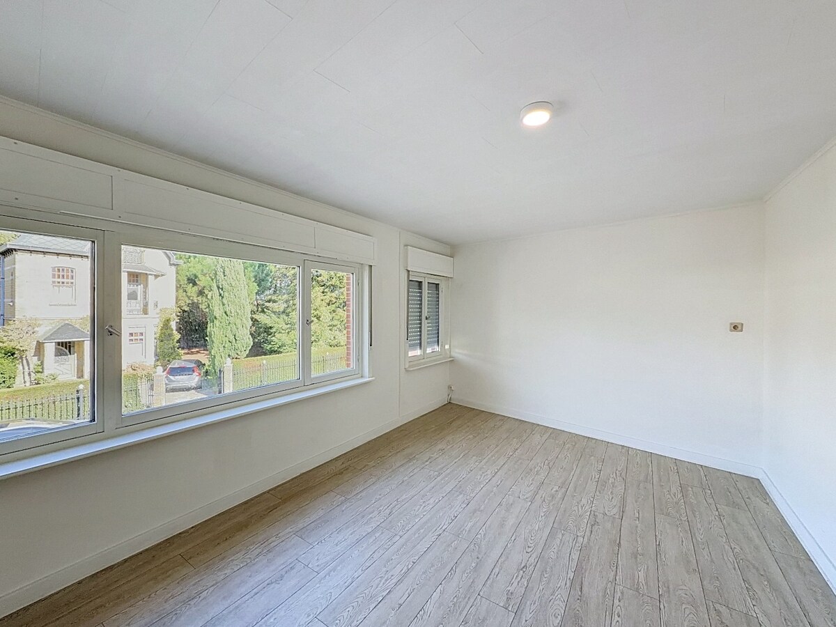 Ruime woning met 4 slaapkamers, garage en tuin op wandelafstand van centrum Sleidinge! 