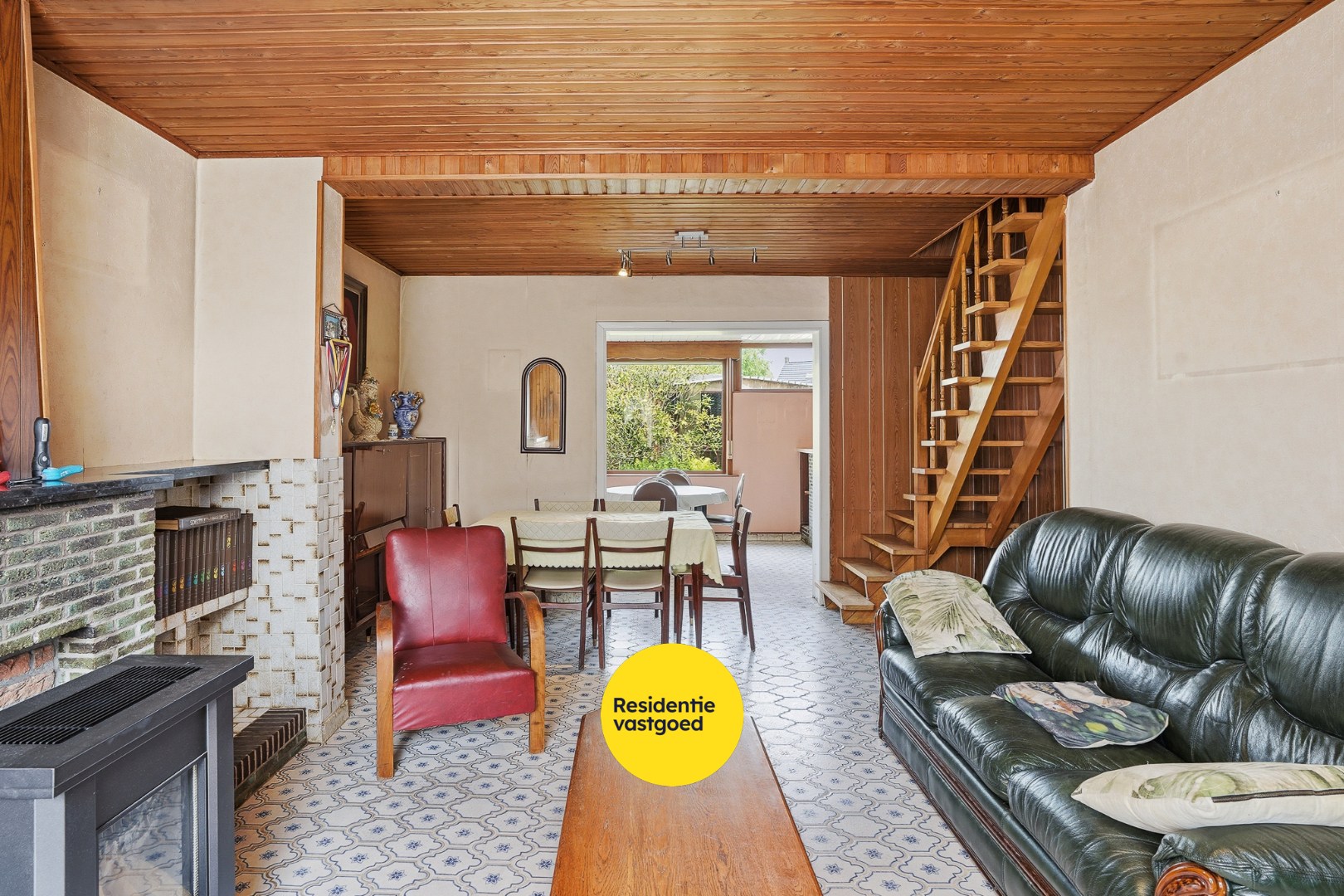 Te renoveren halfopen woning met tuin en oprit/garage 