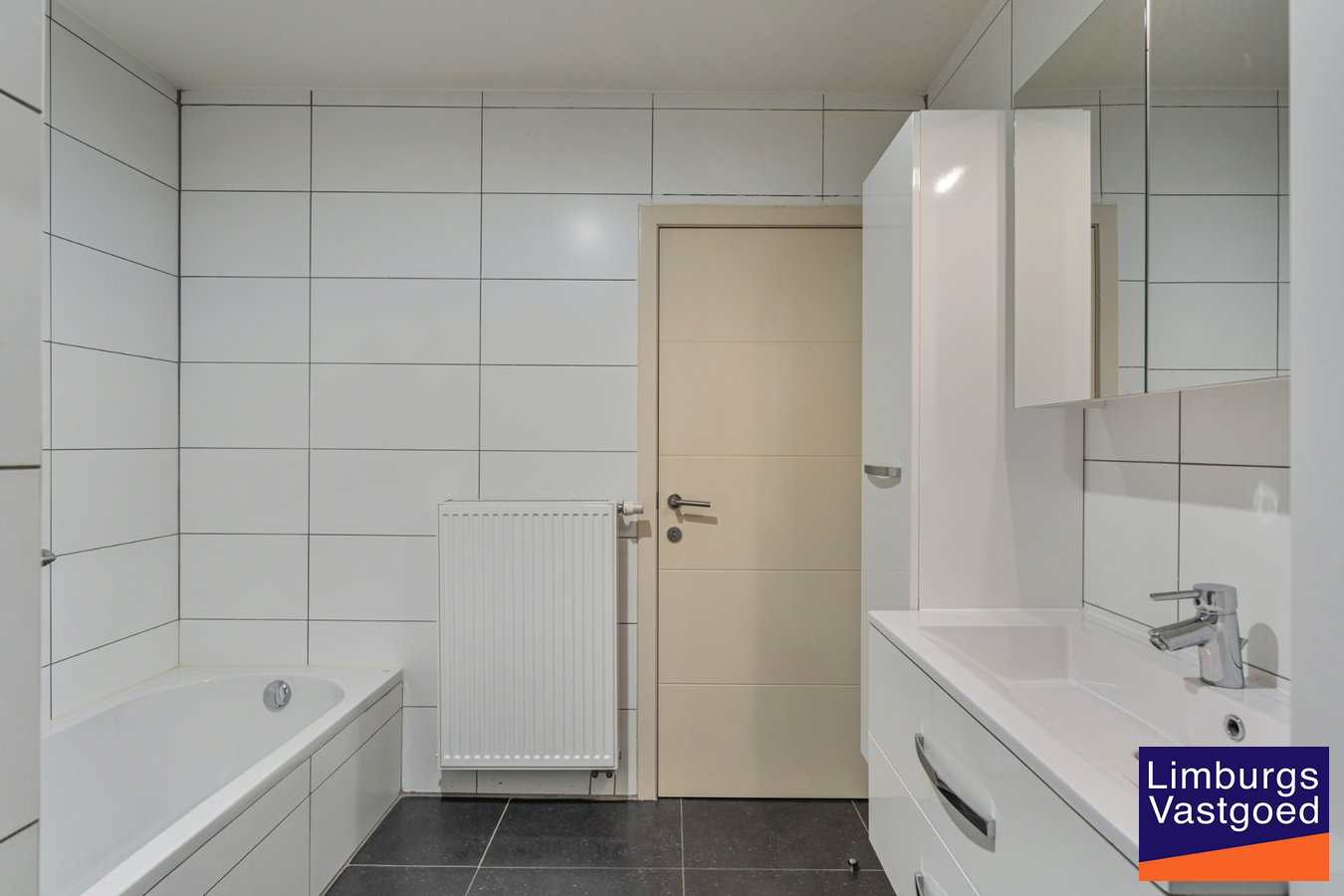 Exclusief penthouse met ruim terras, 2 slpk, extra brede autostaanplaats, centrum Houthalen 