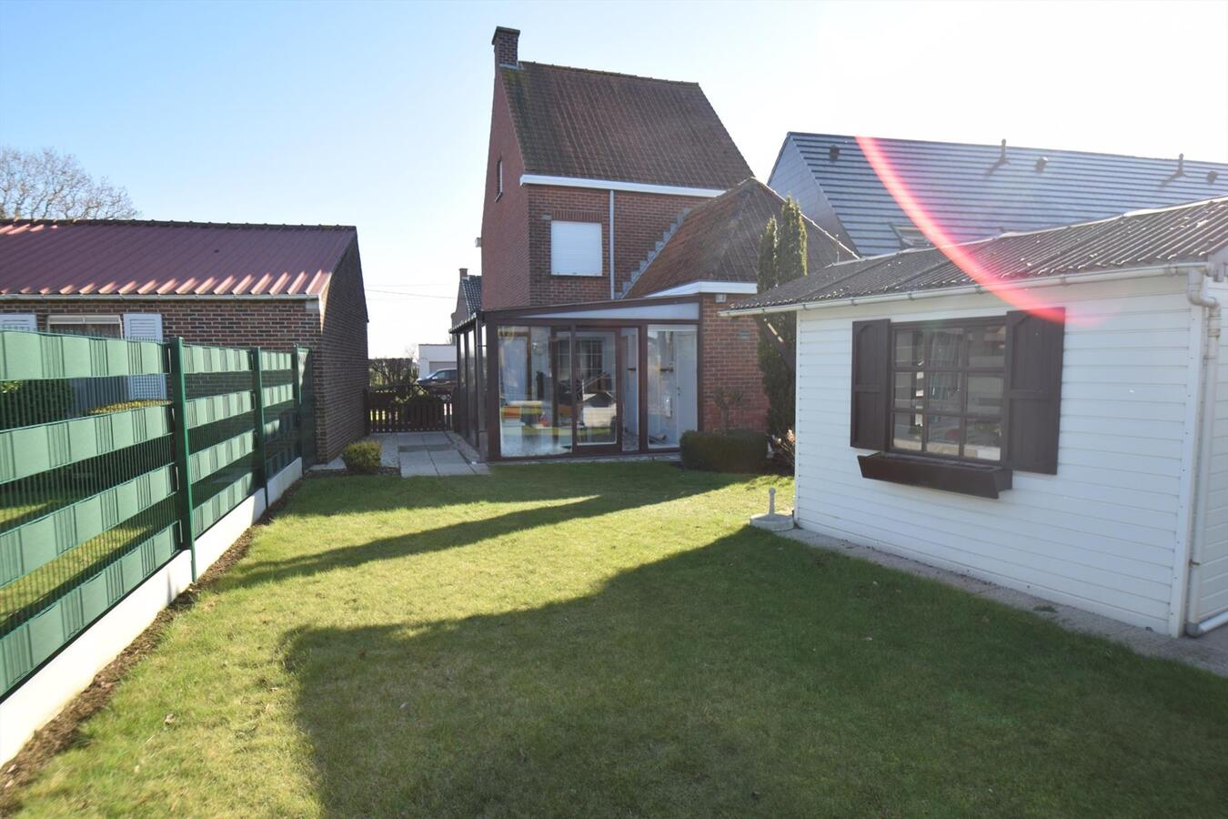 Ruime halfopen 3-slaapkamer-woning met garage en tuin 