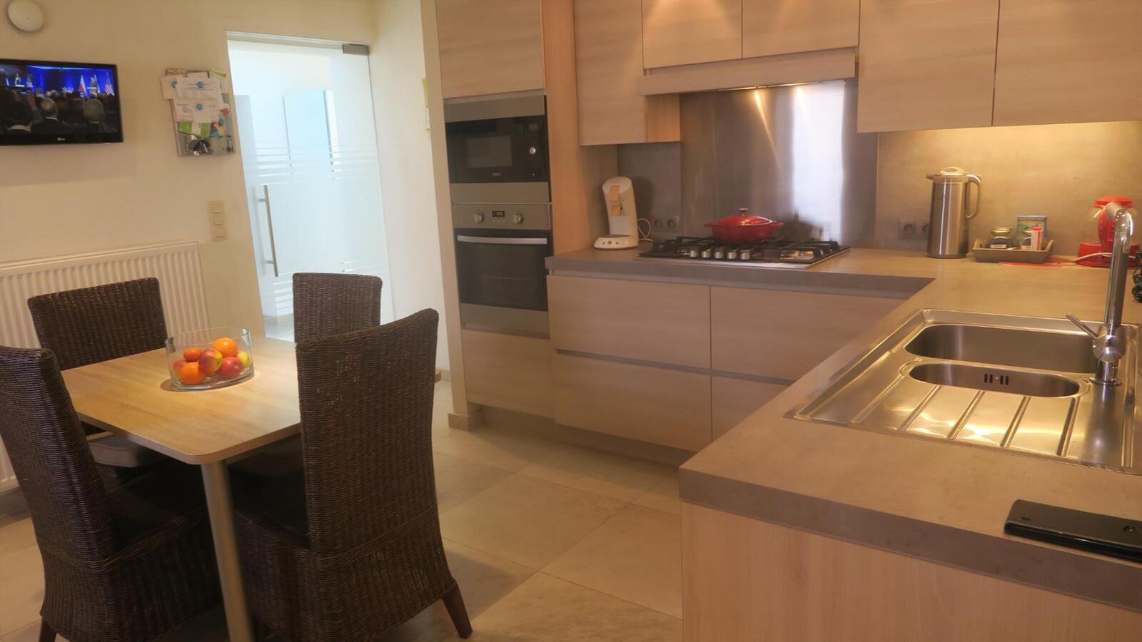 Volledig vernieuwde, geïsoleerde woning met dubbele garage 