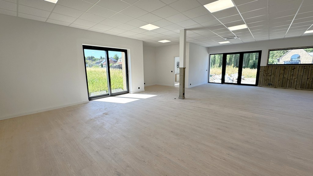 Gerenoveerd kantoor met magazijnen te huur nabij N16 te Temse