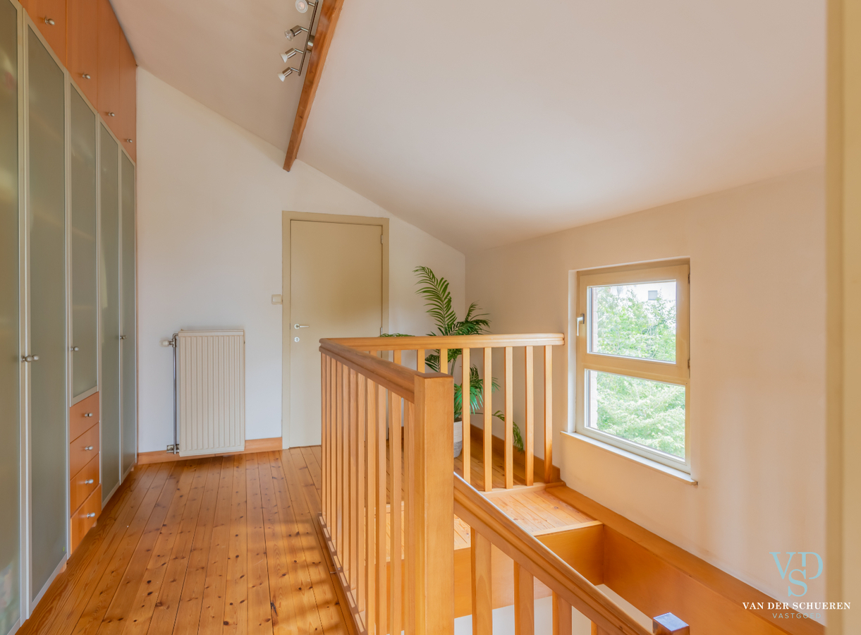 Authentieke herenwoning met atelier / bureau's. 