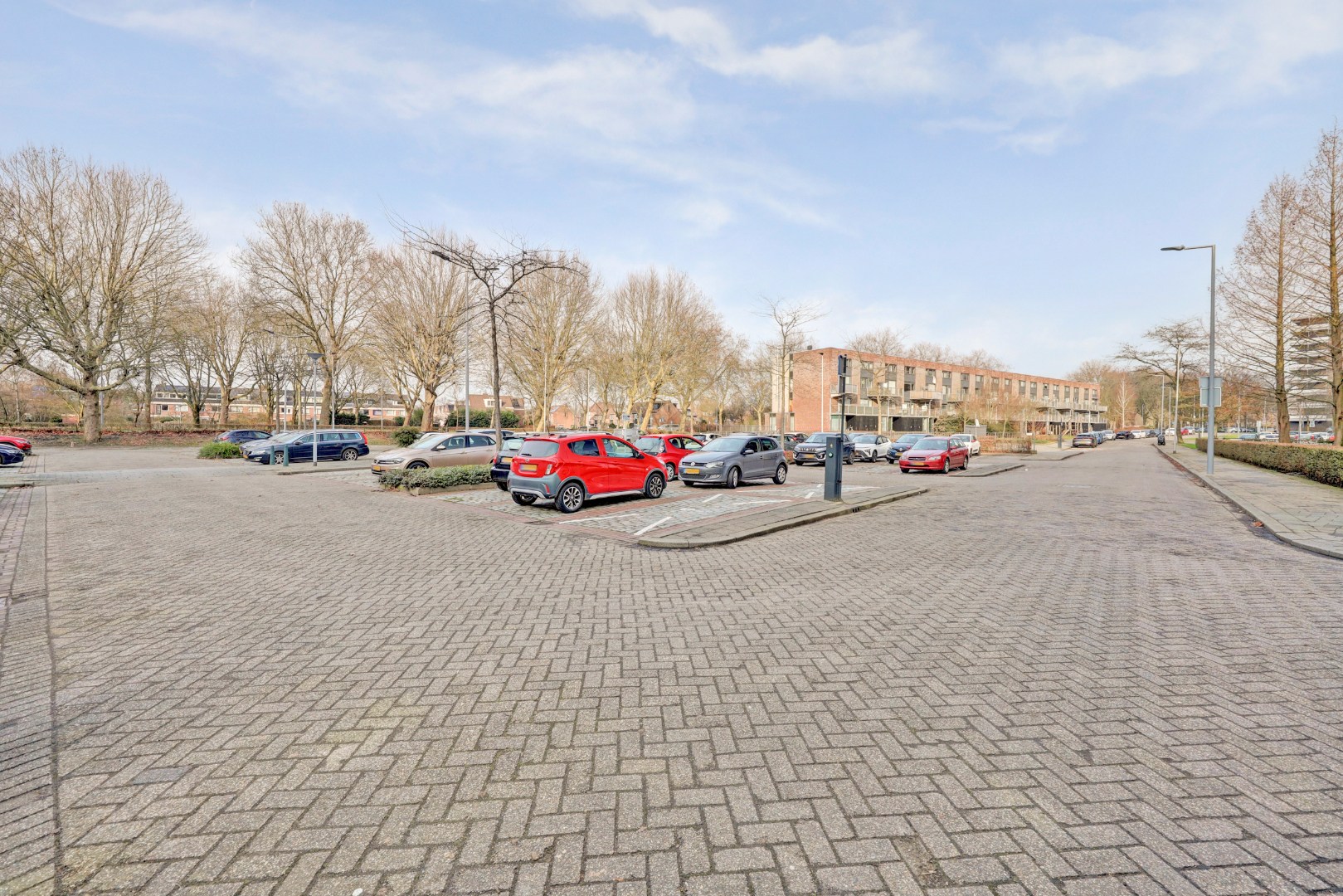 Dit lichte 4-kamer appartement op de 4e verdieping, met 3 slaapkamers, keurige keuken, balkon op het zuiden en berging in de onderbouw is gelegen in de populaire wijk "Ommoord". 