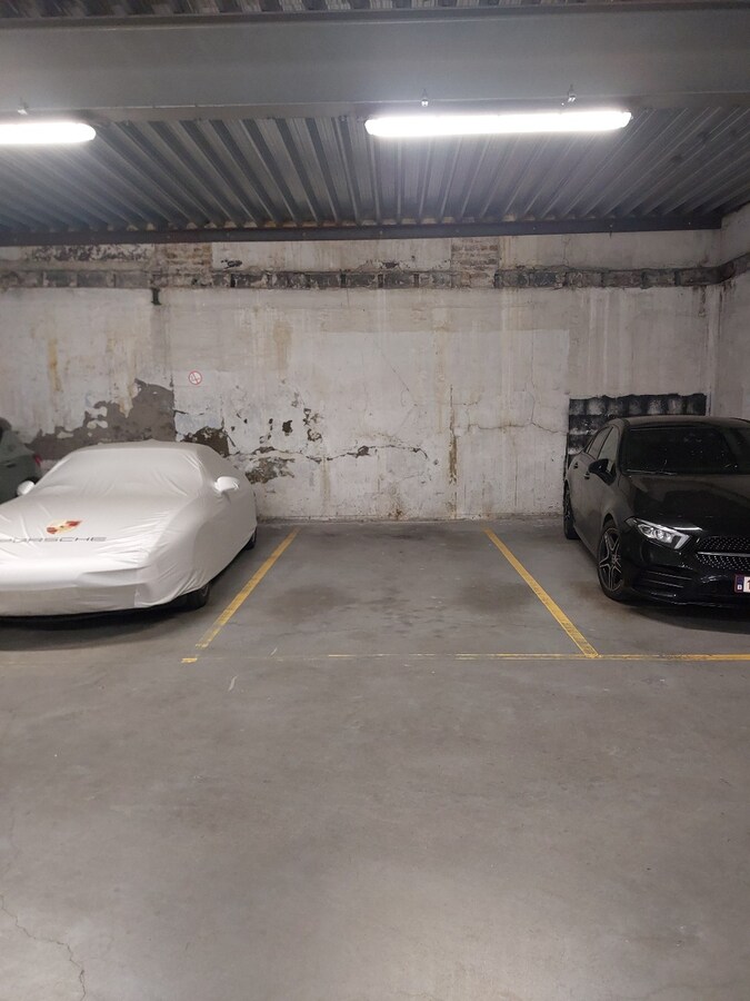 CENTRAAL GELEGEN AUTOSTANDPLAATSEN TE HUUR 