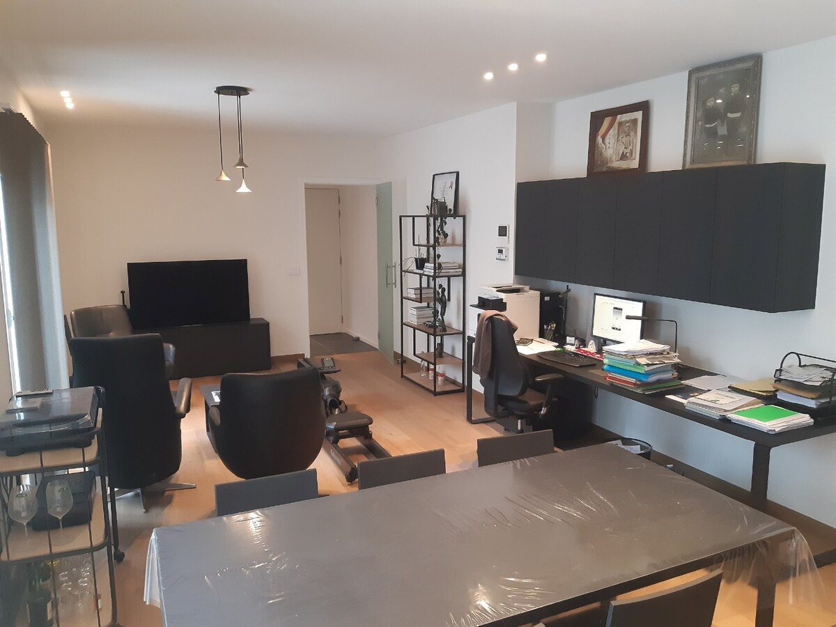 Ruim appartement in hartje Gavere. 