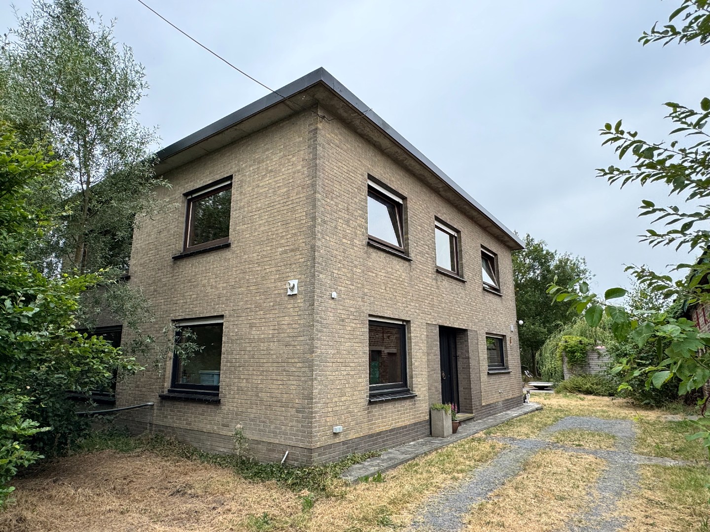 Landelijk gelegen woning met bijgebouwen op 3.850 m². 