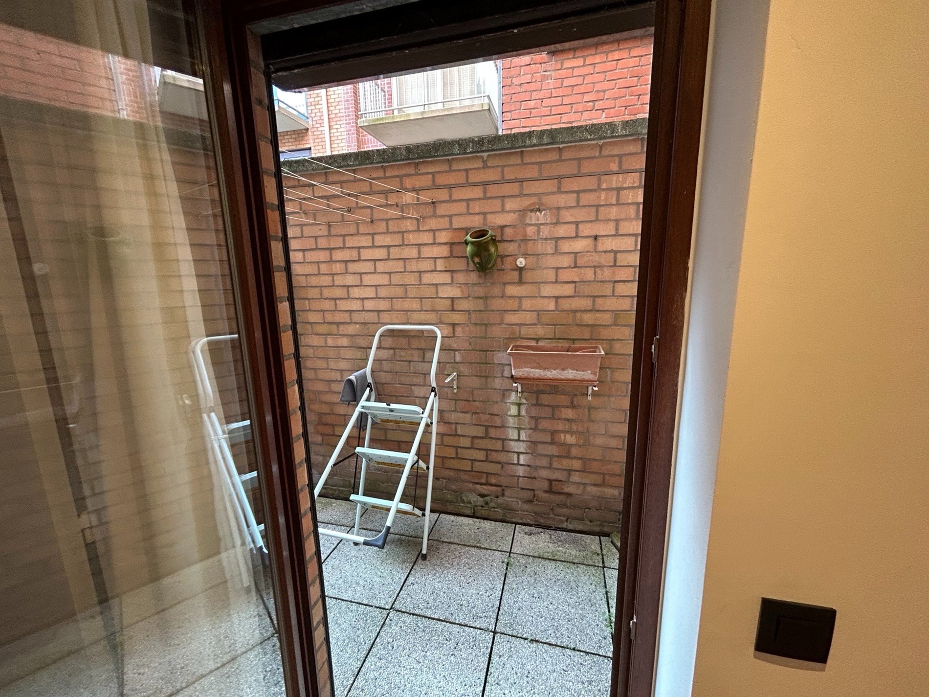 GEMEUBELD: Lichtrijke gerenoveerde appartement met  zuidgericht terras op wandelafstand van het strand en de winkels. 