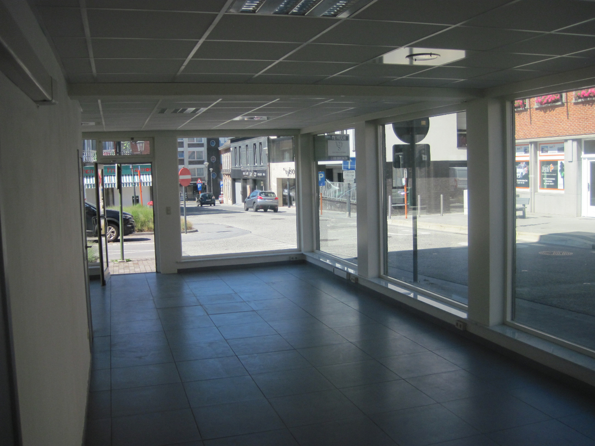 Gelijkvloers pand op top-ligging. Mogelijkheden als winkel of kantoor. 