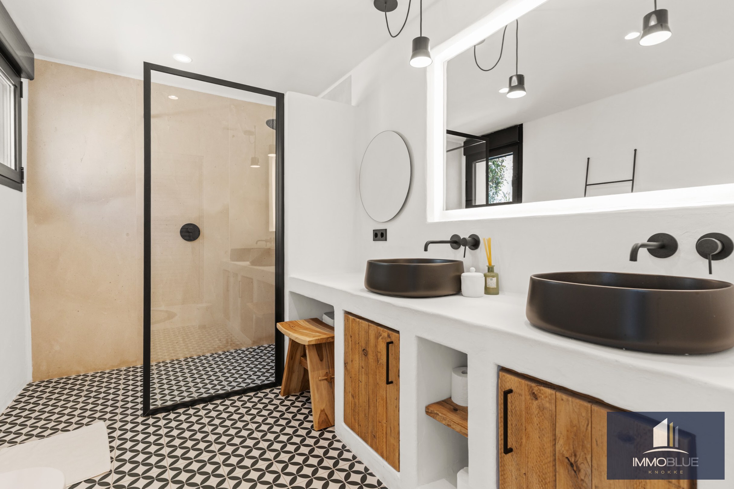 Villa méditerranéenne rénovée avec vue sur mer dans un environnement côtier calme 