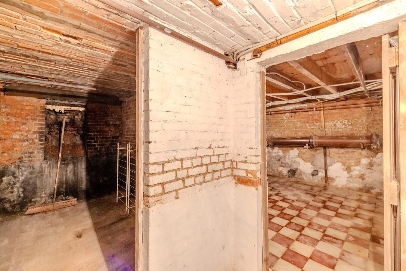 Te renoveren woning met 2 slpks en tuintje 