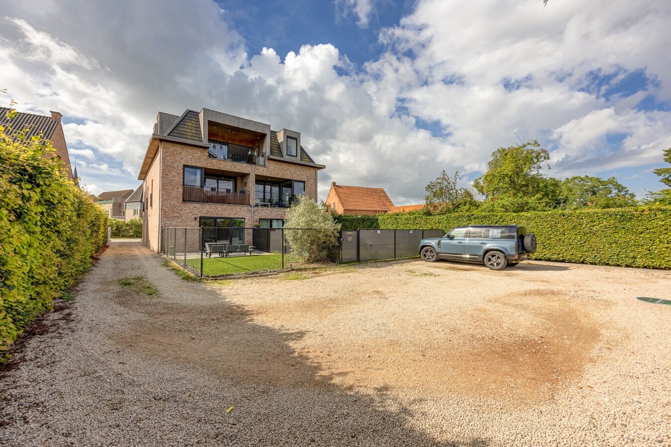 Prachtig, energiezuinig dak appartement met 3 slaapkamers, terras en carport 
