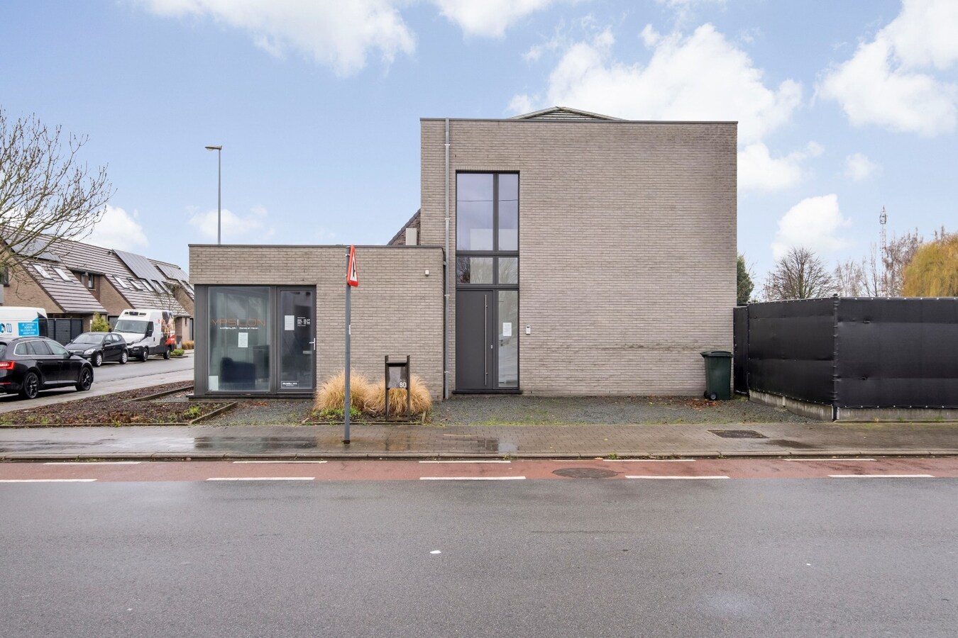 Moderne villa met praktrijkruimte op TOPligging te Heule  ! 