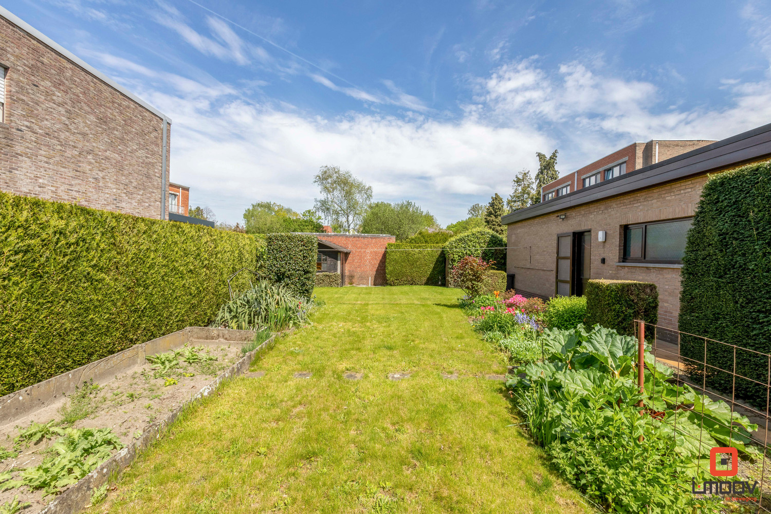 Ruime bungalow met prachtige tuin en garage 