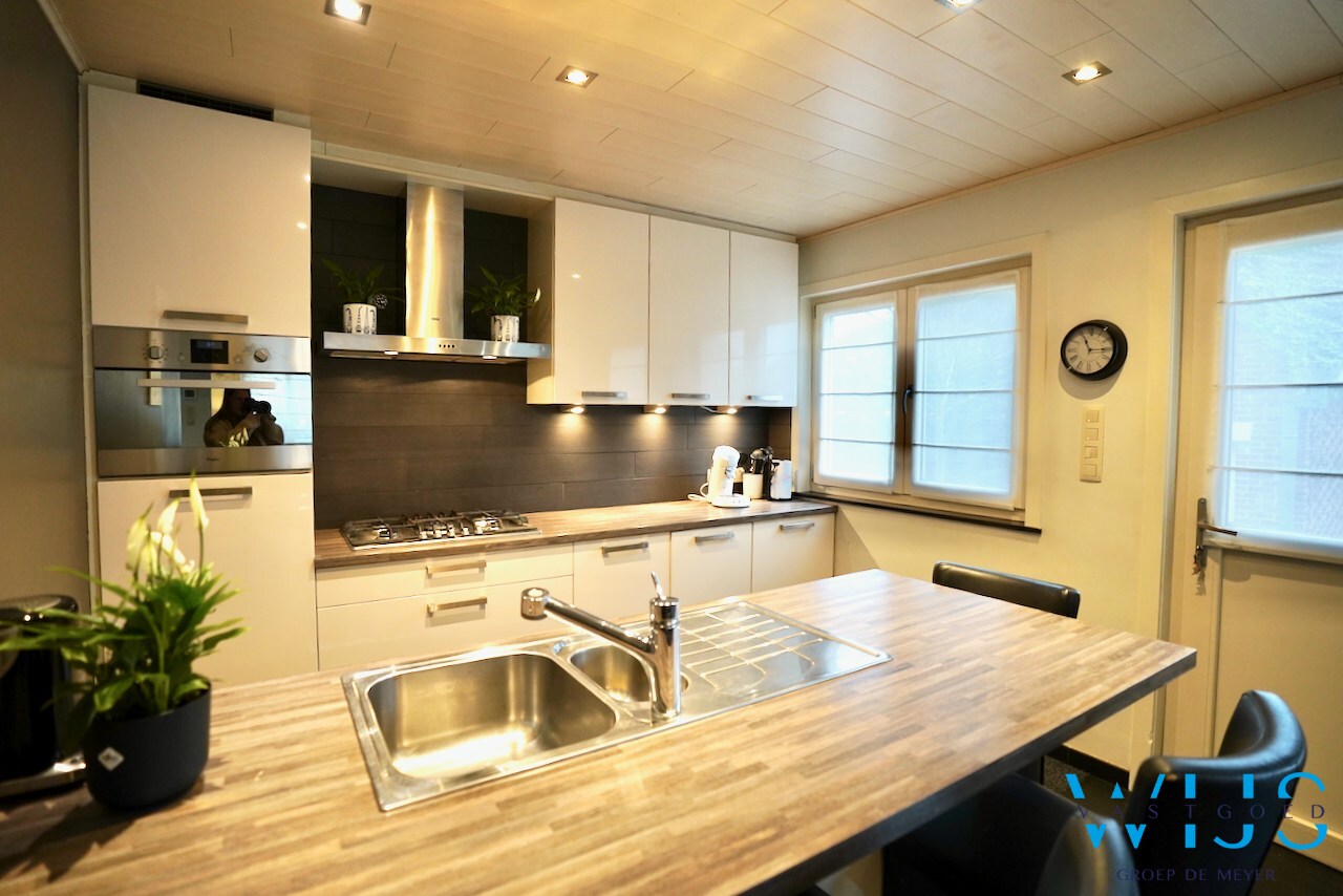 Instapklare, karaktervolle ALLEENSTAANDE woning op topligging in Ertvelde ! 