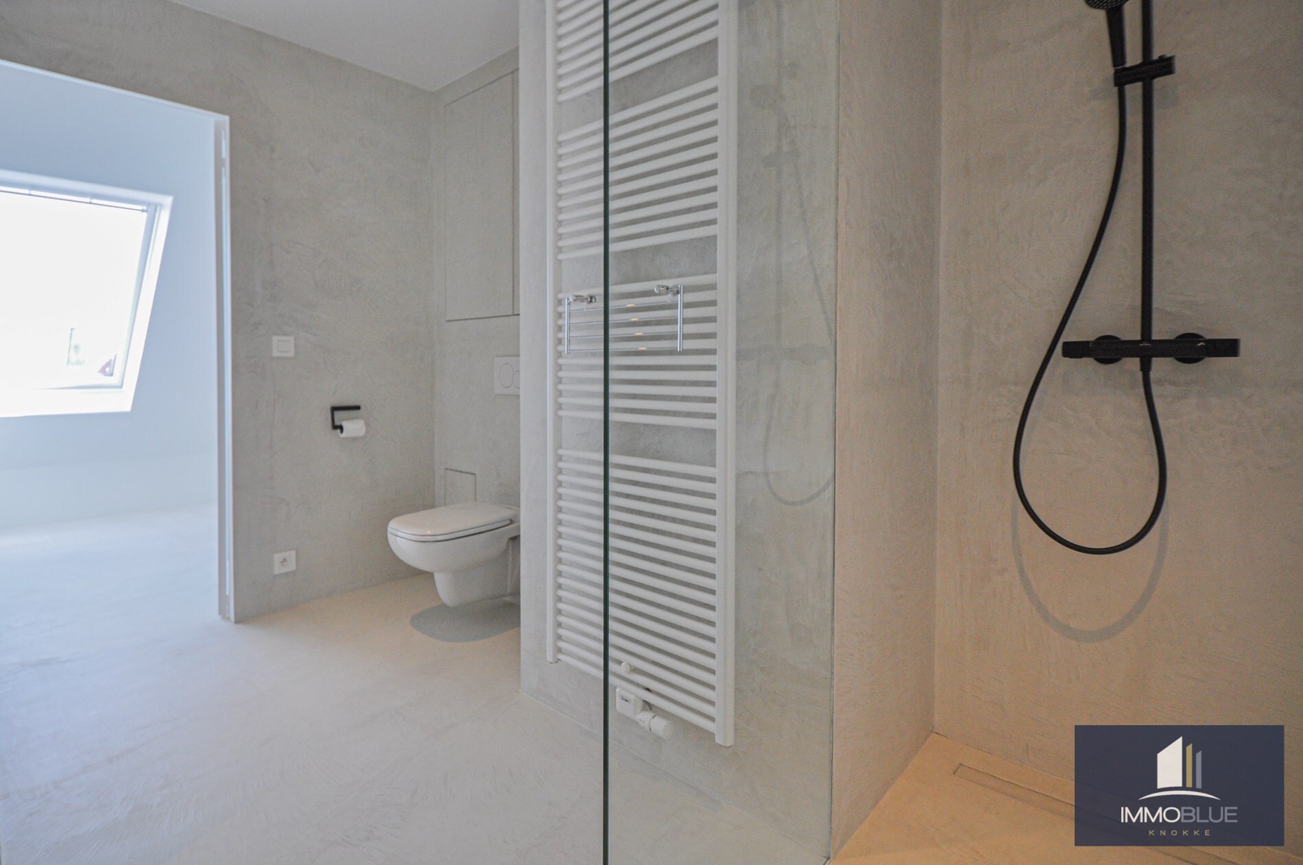 Appartement entièrement rénové avec une grande terrasse ensoleillée. 