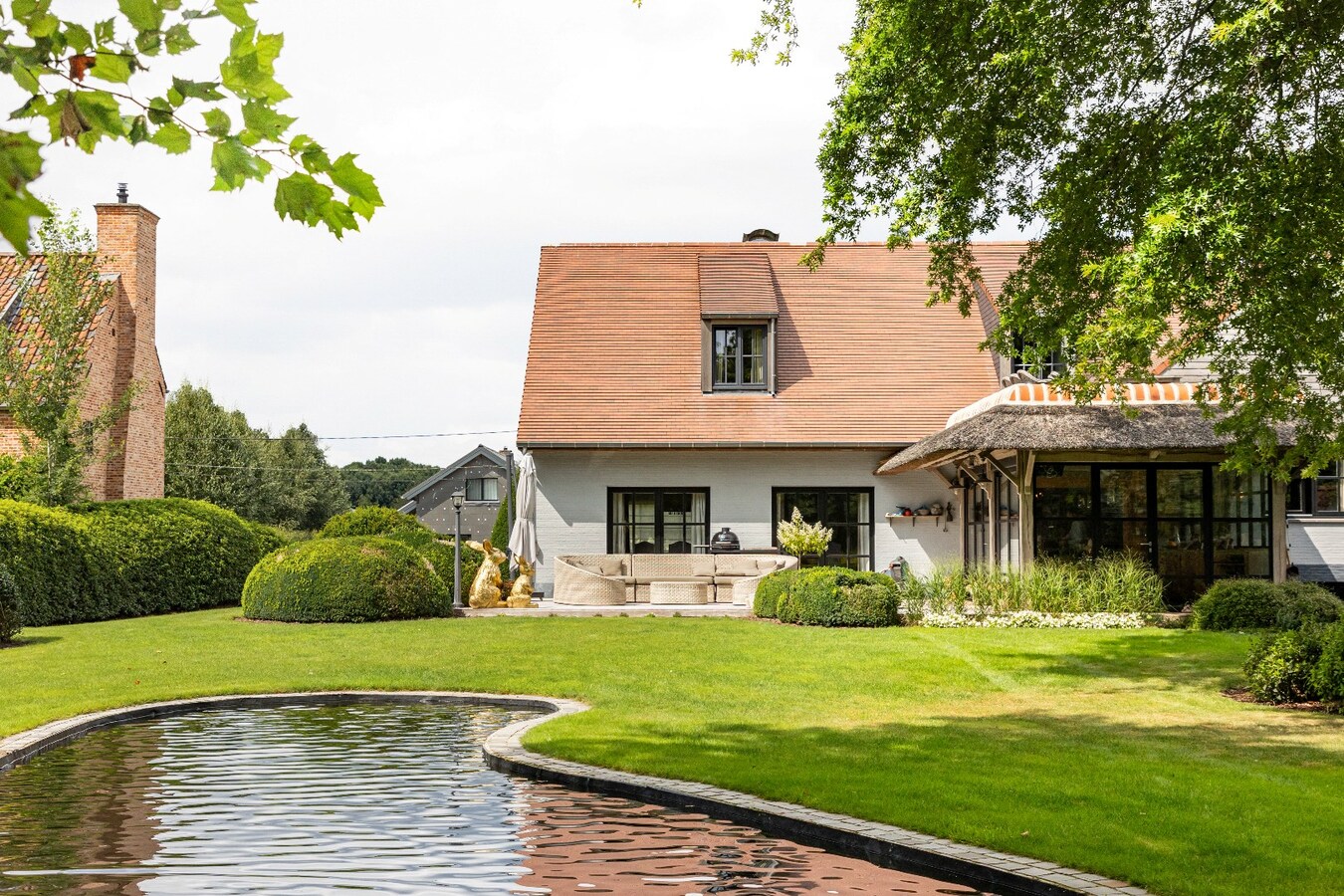 Prachtige landelijke villa met gezinstuin en graslanden op 32.558m² 