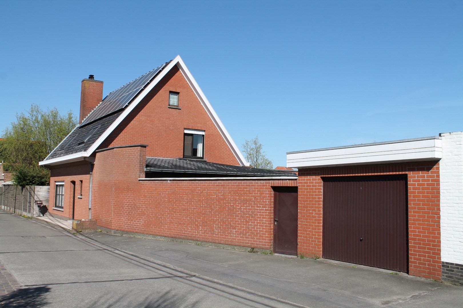 Instapklare woning met 3 slaapkamers, garage en tuin op 496m² 