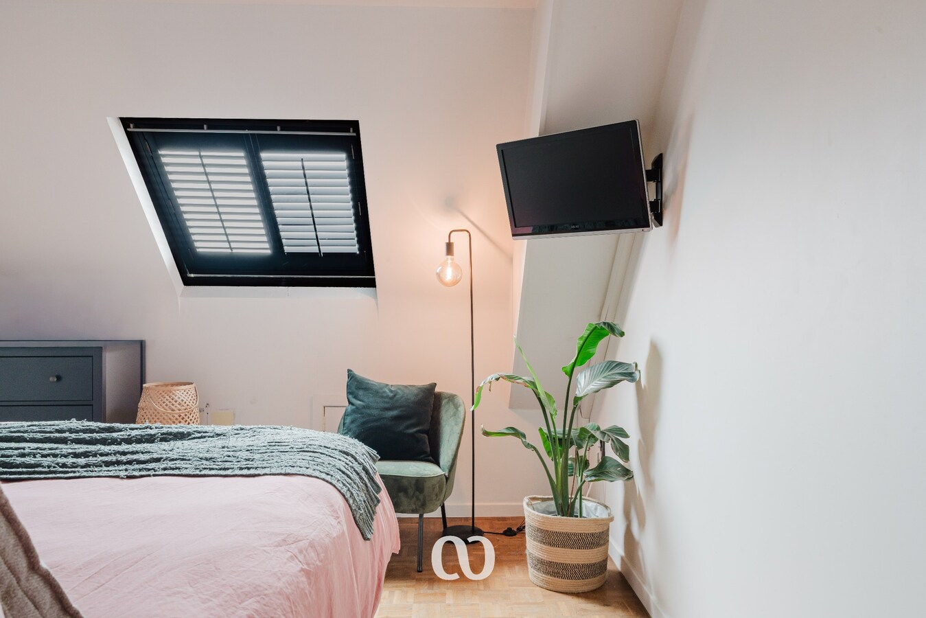 Instapklare woning met tuin en bijgebouw in het centrum van Kruishoutem 