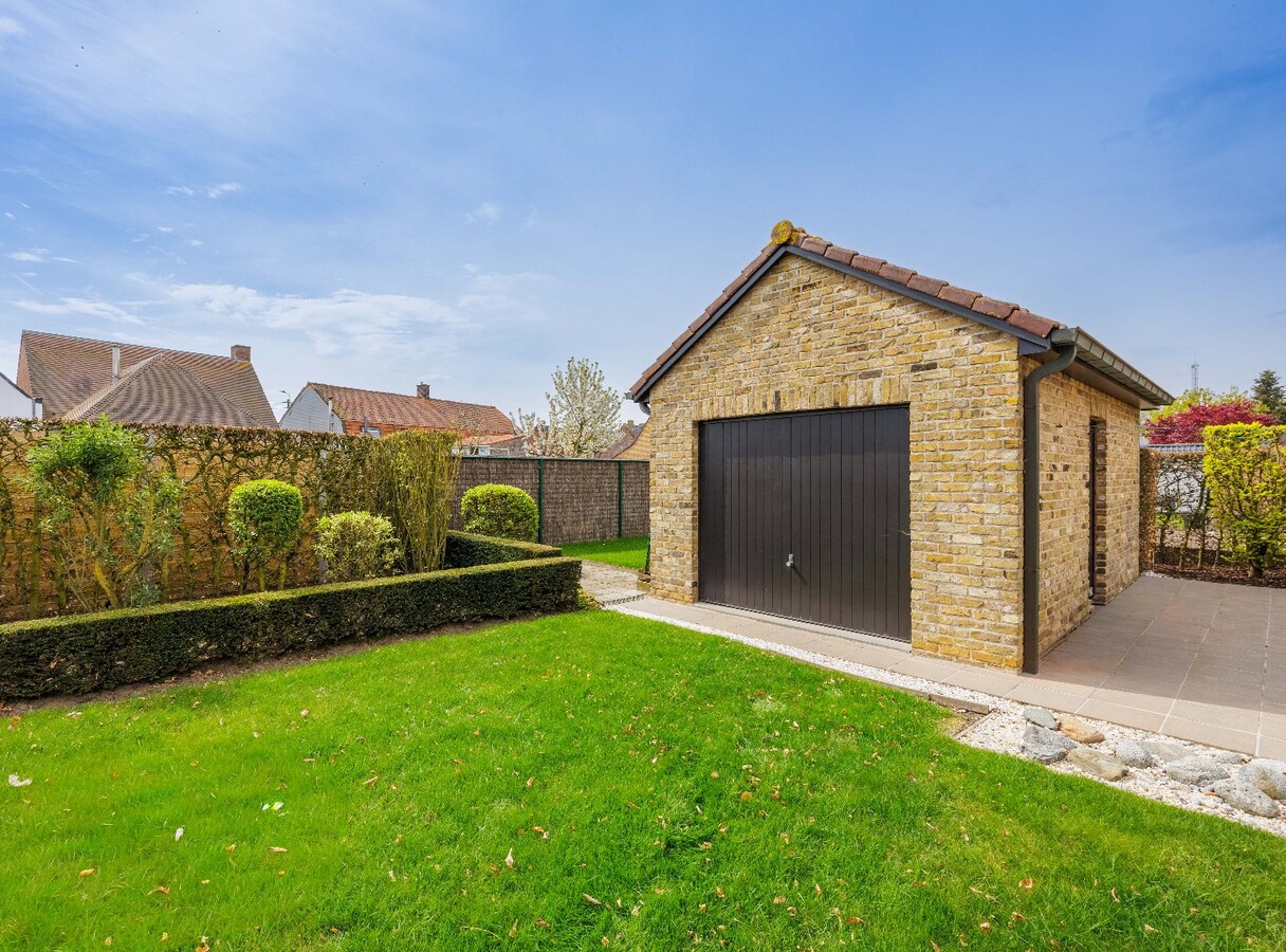 Charmante en solide villa met zonnige tuin in het hart van Zwevezele 