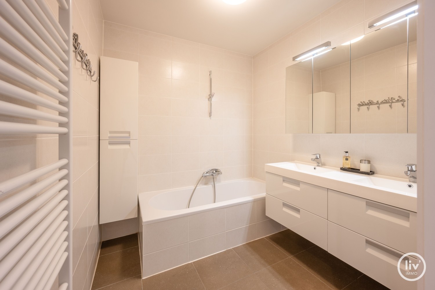 MEUBLÉ - Appartement récemment rénové et bien fini de 2 chambres à coucher, situé de manière centrale sur l'avenue Bayaux à Knokke. 