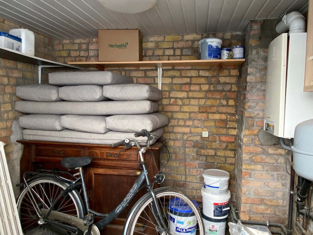 Lichtrijk 2-slaapkamerappartement met terras, garage en extra staanplaats in het centrum van Heist 