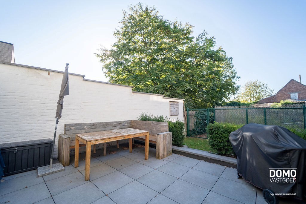 RUIM GELIJKVLOERS APPARTEMENT MET 2 SLAAPKAMERS, TERRAS EN PARKEERGELEGENHEID TE HASSELT (SINT-LAMBRECHTS-HERK) 