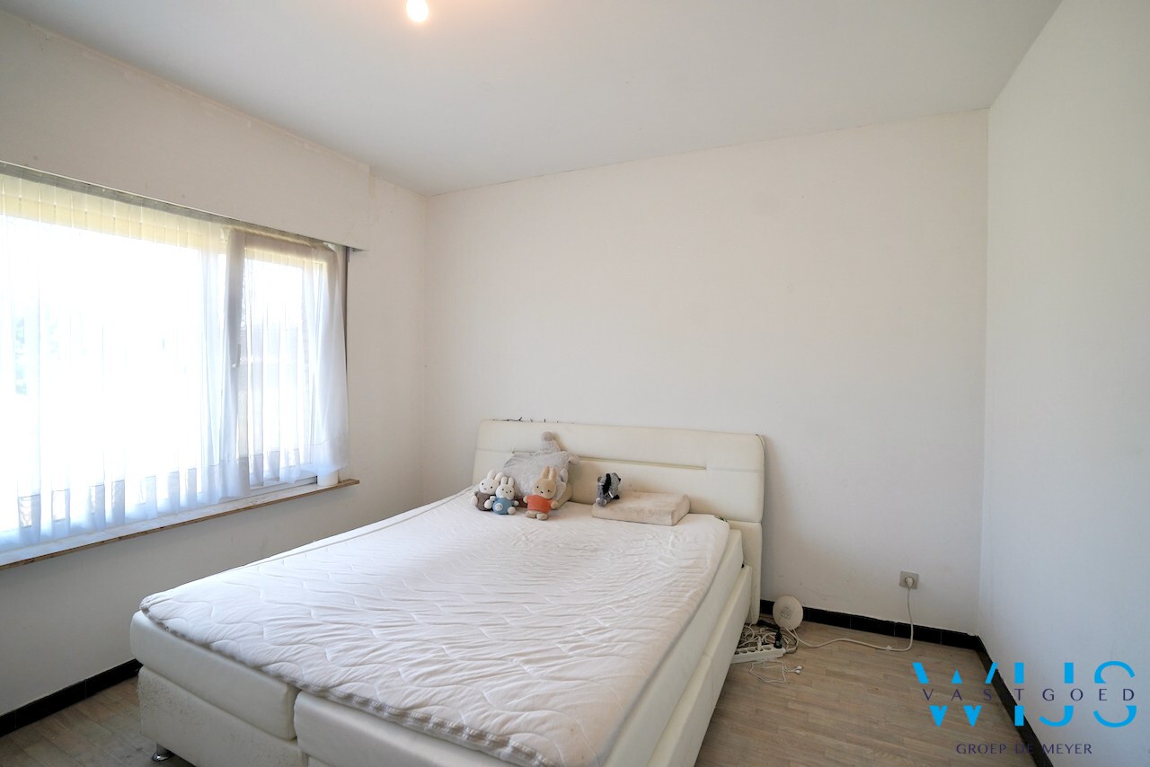 Op te frissen bungalow met 36.274m² grond te Oosteeklo ! 