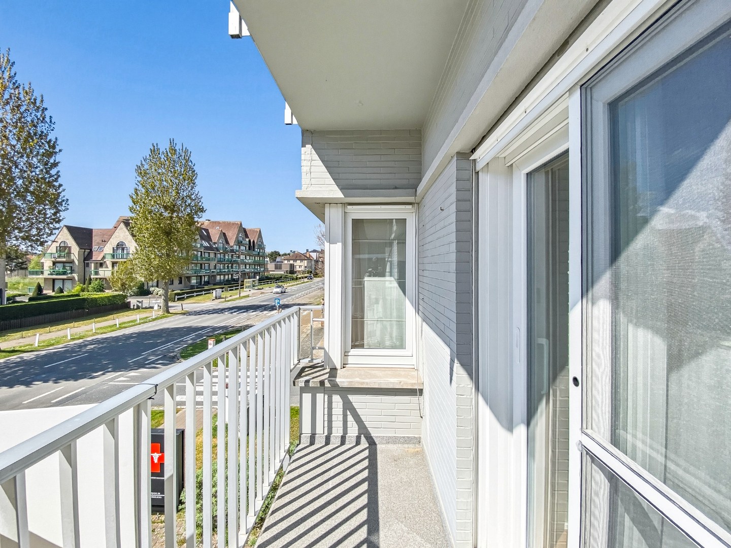 Instapklaar en lichtrijk 3-slaapkamerappartement (109 m²) met terras en privé-parkeerplaats te Oostduinkerke. 