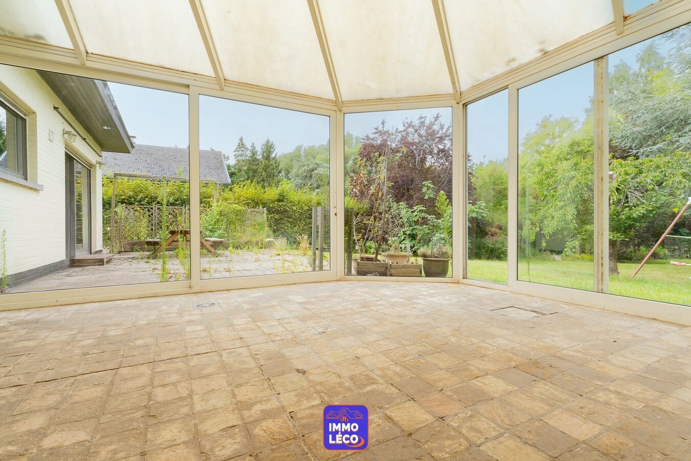 Villa "Semi Plain-Pied" érigée sur 2840m² avec grand étang, 2 garages &amp; parking privatif. 