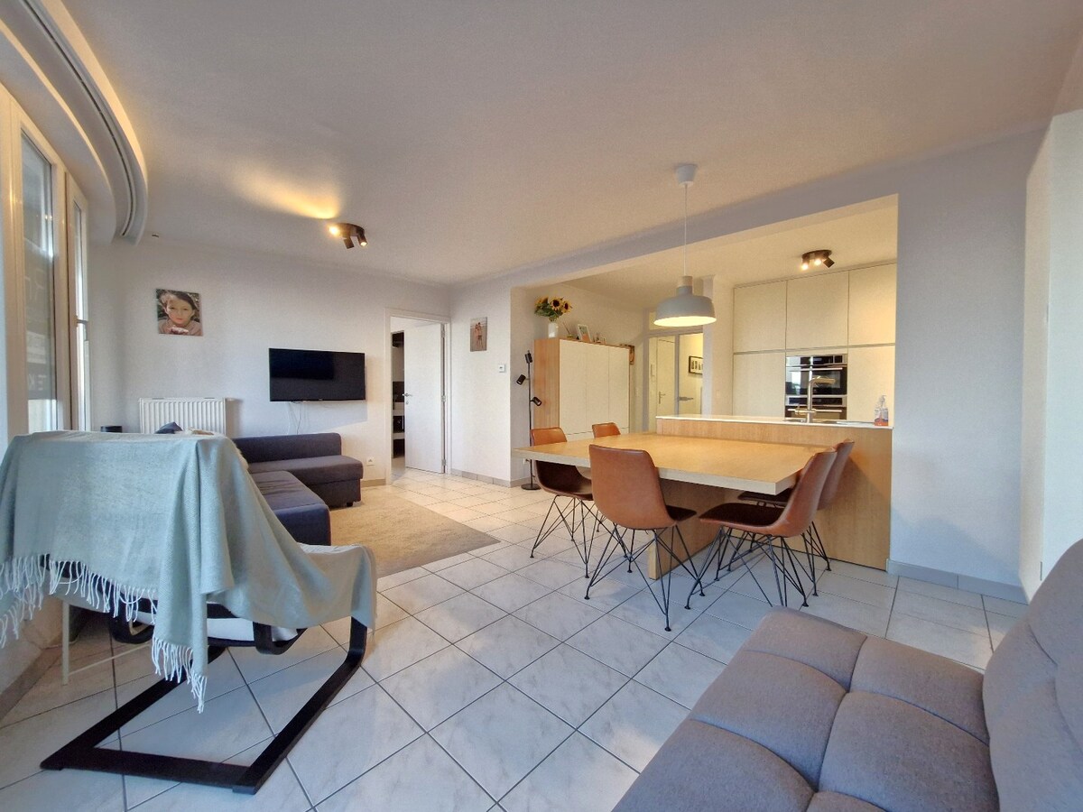 Ruim gelijkvloers appartement aan de zeedijk met open zicht. 