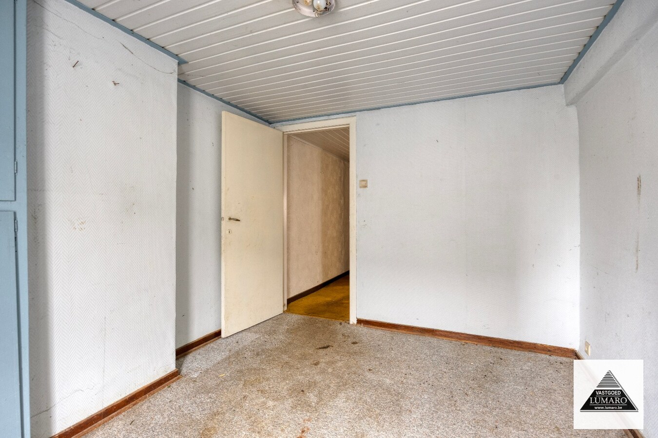 Te renoveren pand met woonst met pitoreske  voorgevel. "Önger de Poart". 