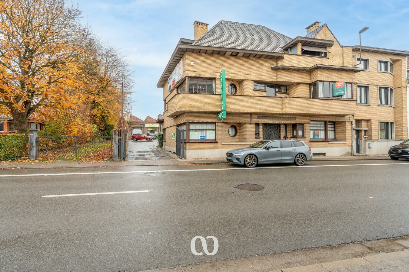 Zeer grote karaktervolle woning in art-deco stijl met tal van mogelijkheden 