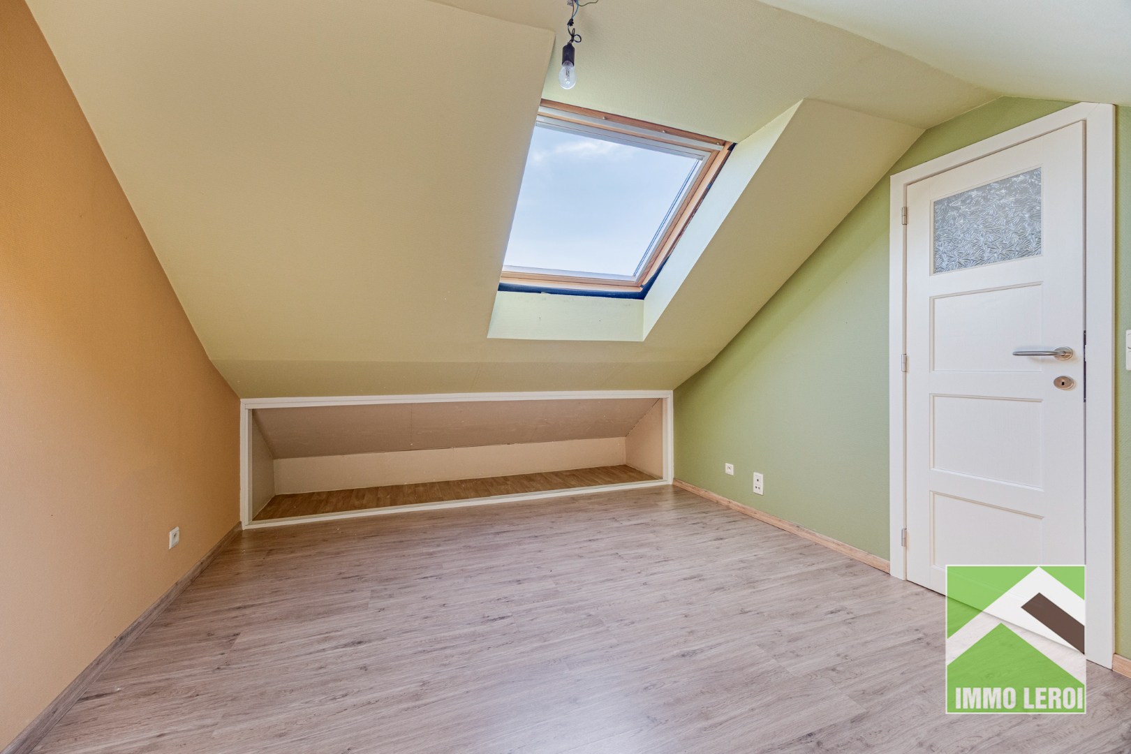Slaapkamer 2 met inbouwkasten
