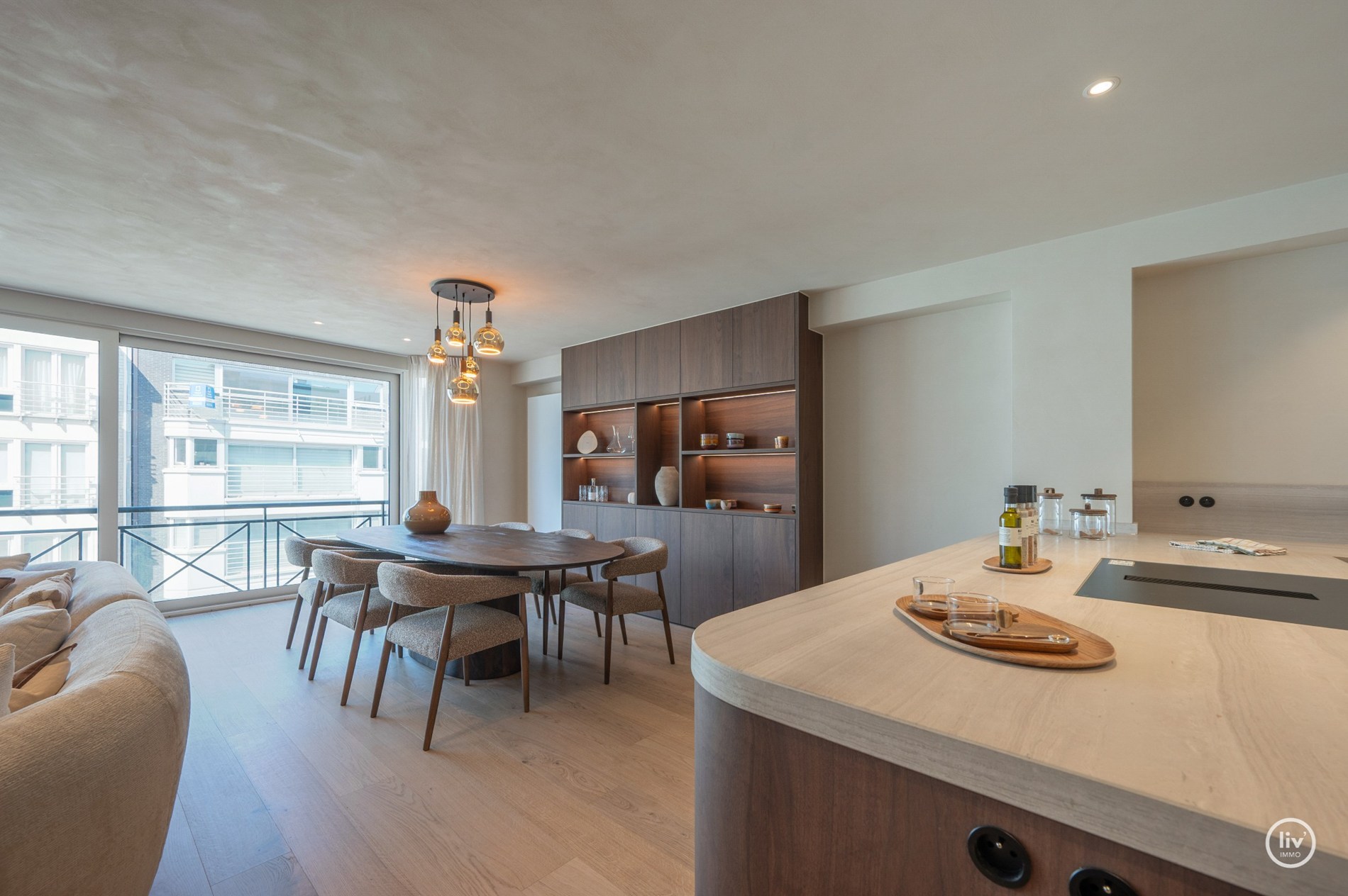 Projet de rénovation luxueux comprenant 3 chambres, situé sur l'avenue Dumortier (largeur de façade de 7 mètres). 