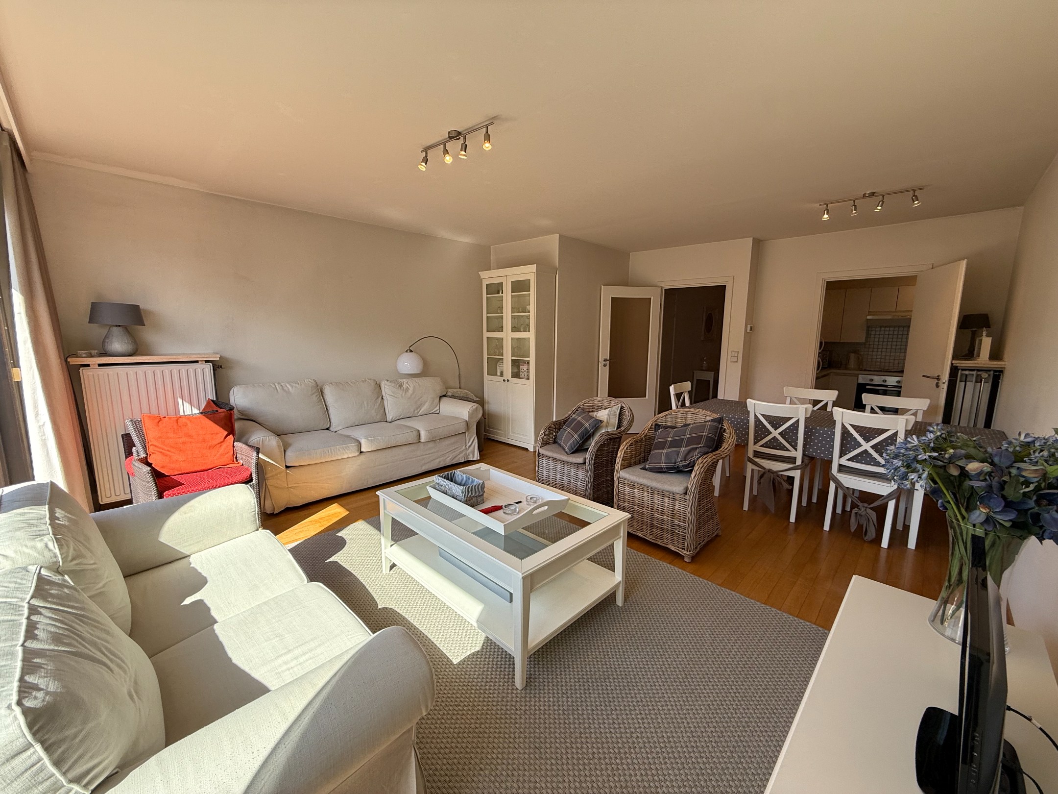 GEMEUBELD: 2- slaapkamer appartement gelegen op een toplocatie in de Van Bunnenlaan 