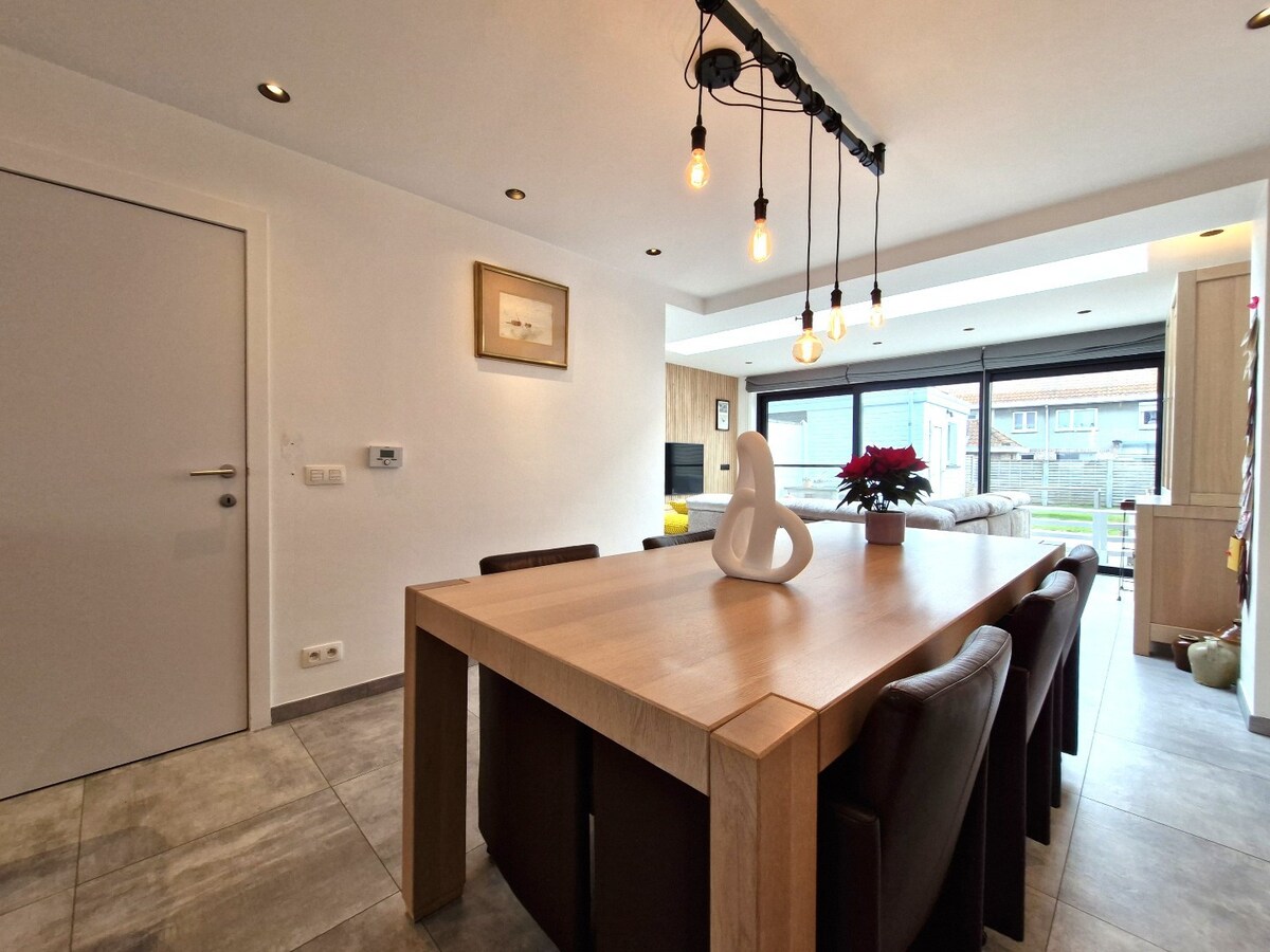 Knap gerenoveerde woning met uitzonderlijk lichtinval in het hartje van Heist 