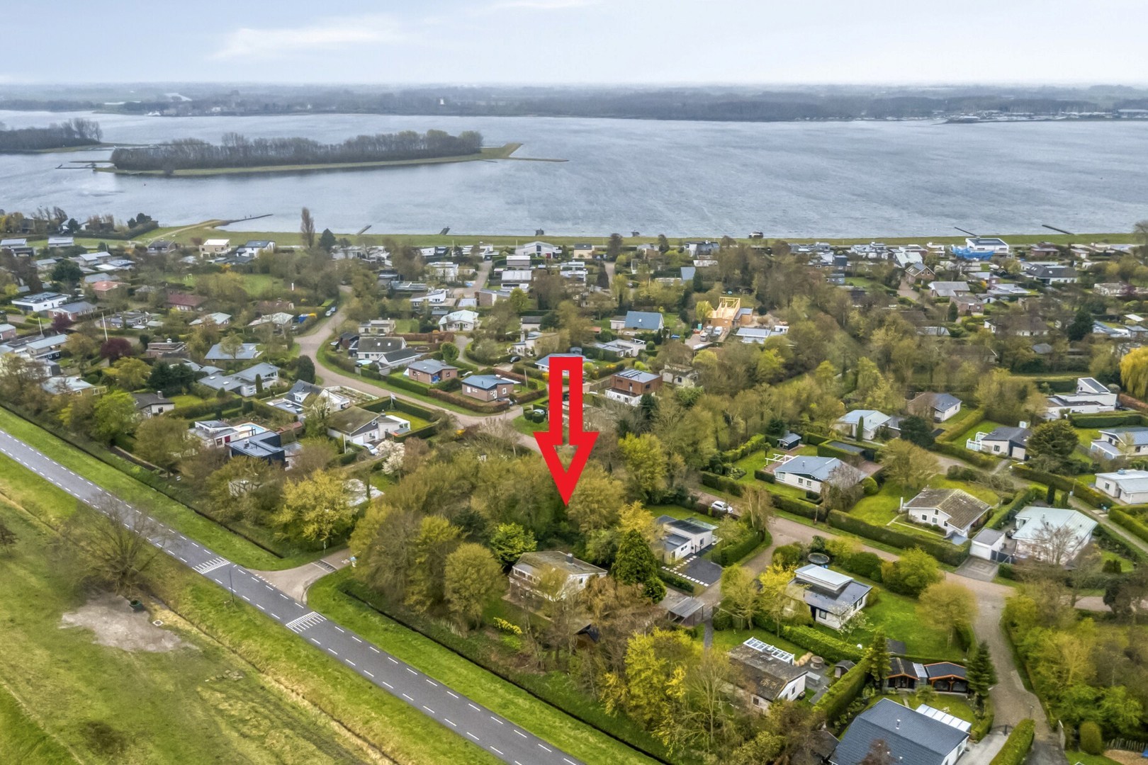 T.A. Makelaardij biedt aan: Populierenlaan 2 te Kamperland. Op loopafstand (ca. 200m.) van het Veerse Meer staat deze rustig gelegen vrijstaande woning op een royaal perceel (860m2) aan een doodlopend 