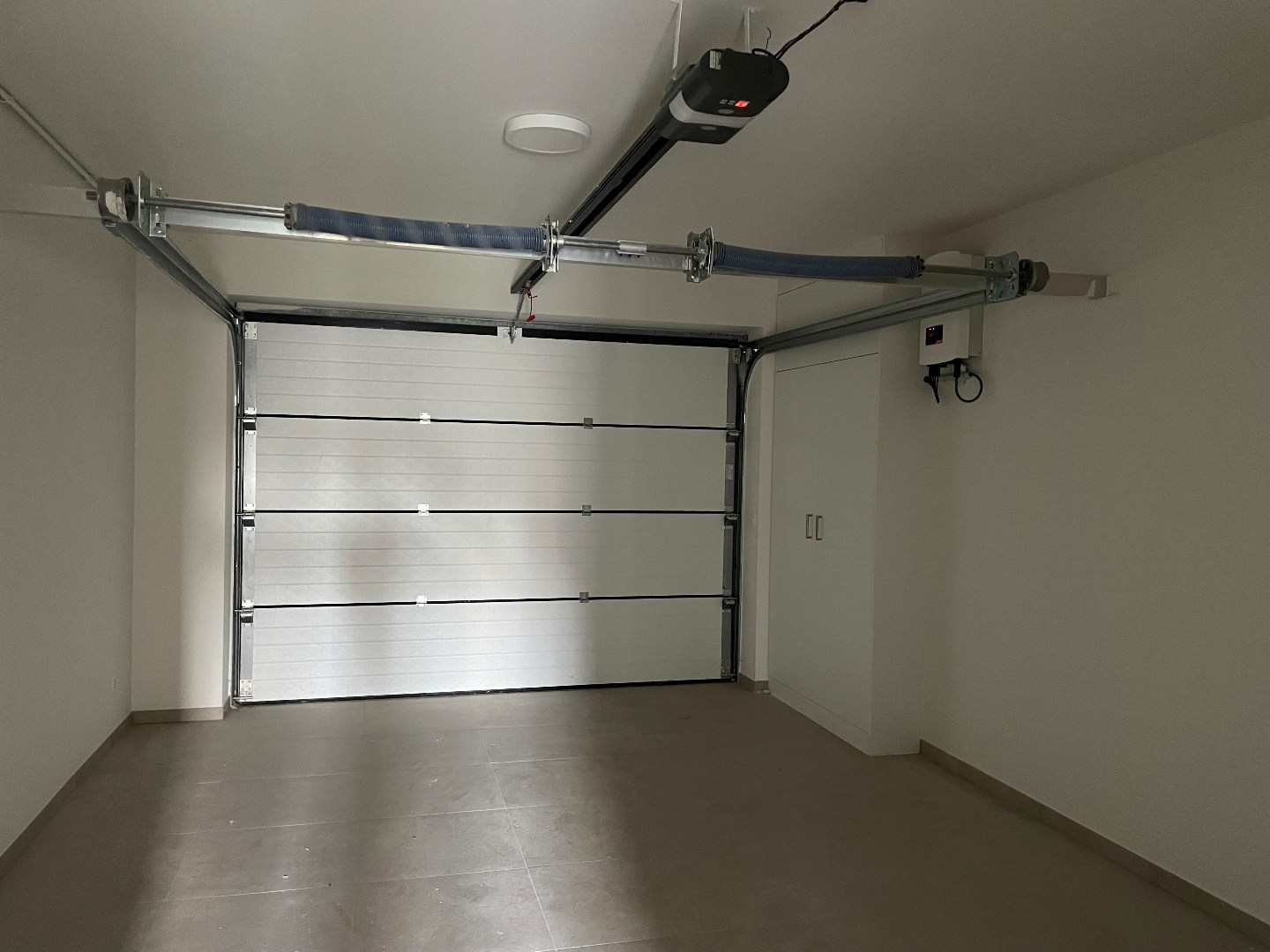 Zeer ruime moderne halfopen nieuwbouwwoning met tuin/terras en garage 