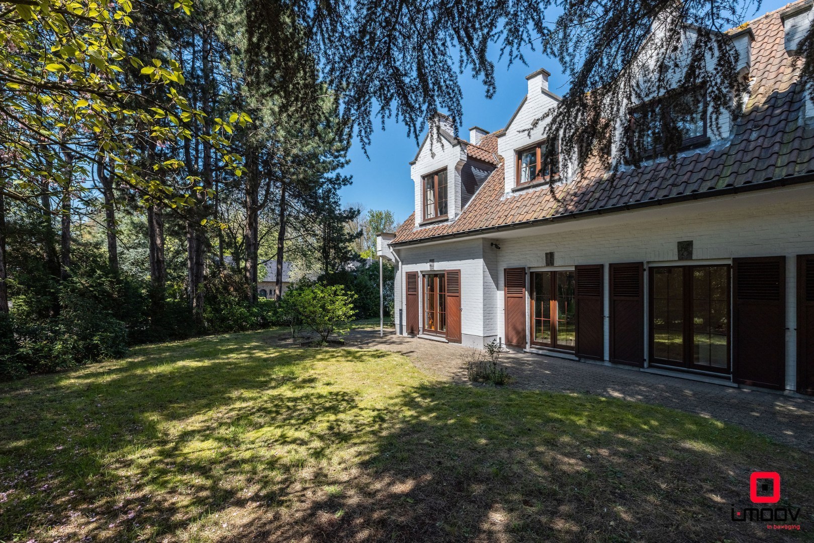 Karaktervolle villa met royale volumes op perceel van 1100m2 nabij de E40 