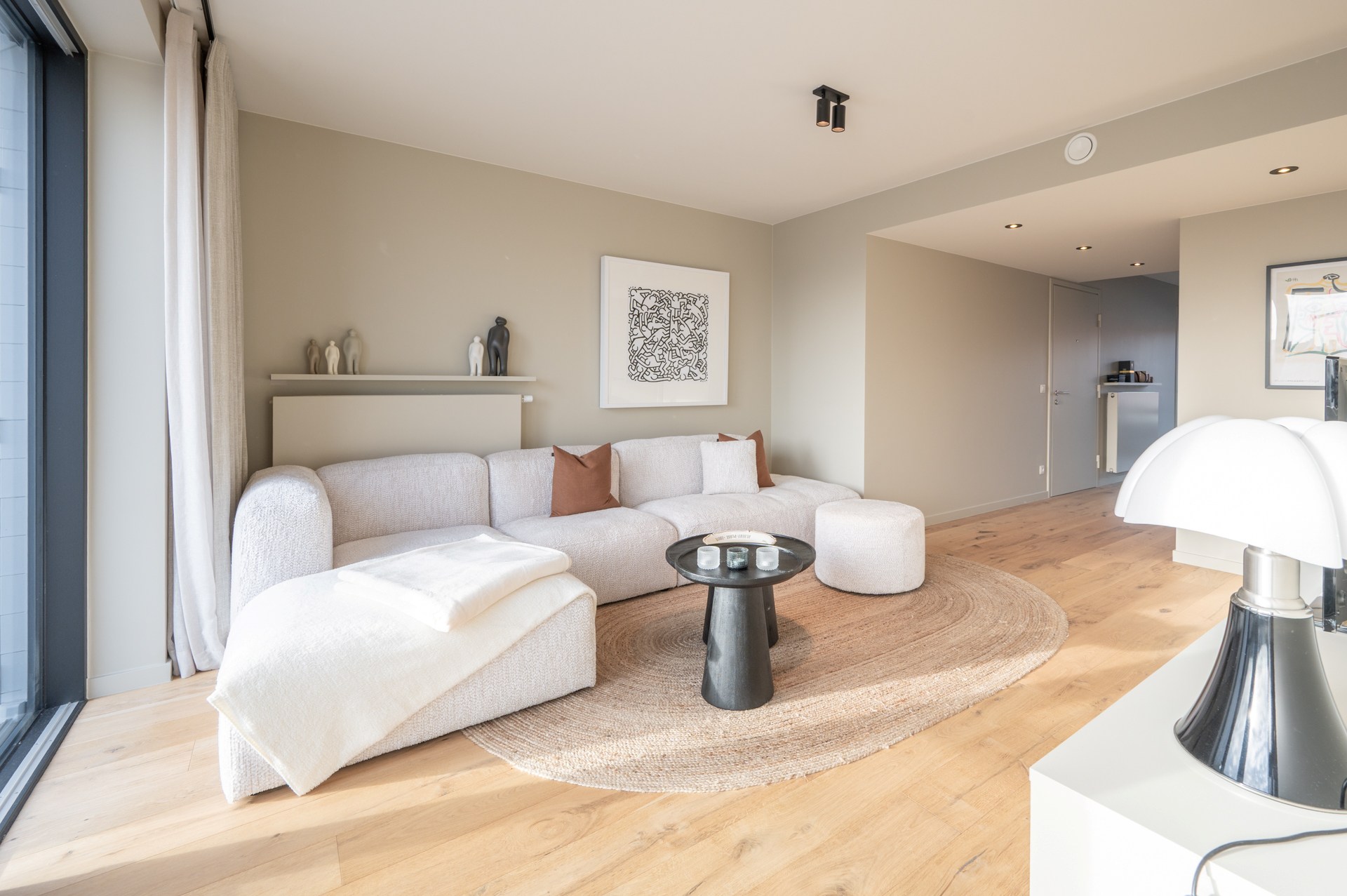 Cet appartement en duplex lumineux est situé à Duinenwater, combinant un agencement pratique avec des espaces extérieurs agréables et un emplacement calme au bord de l'eau. 
