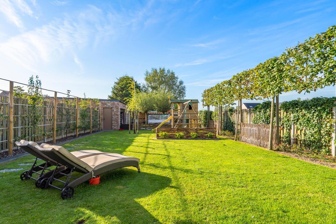 Rustige gelegen, vrijstaande woning met ruime nieuwbouwgarage 