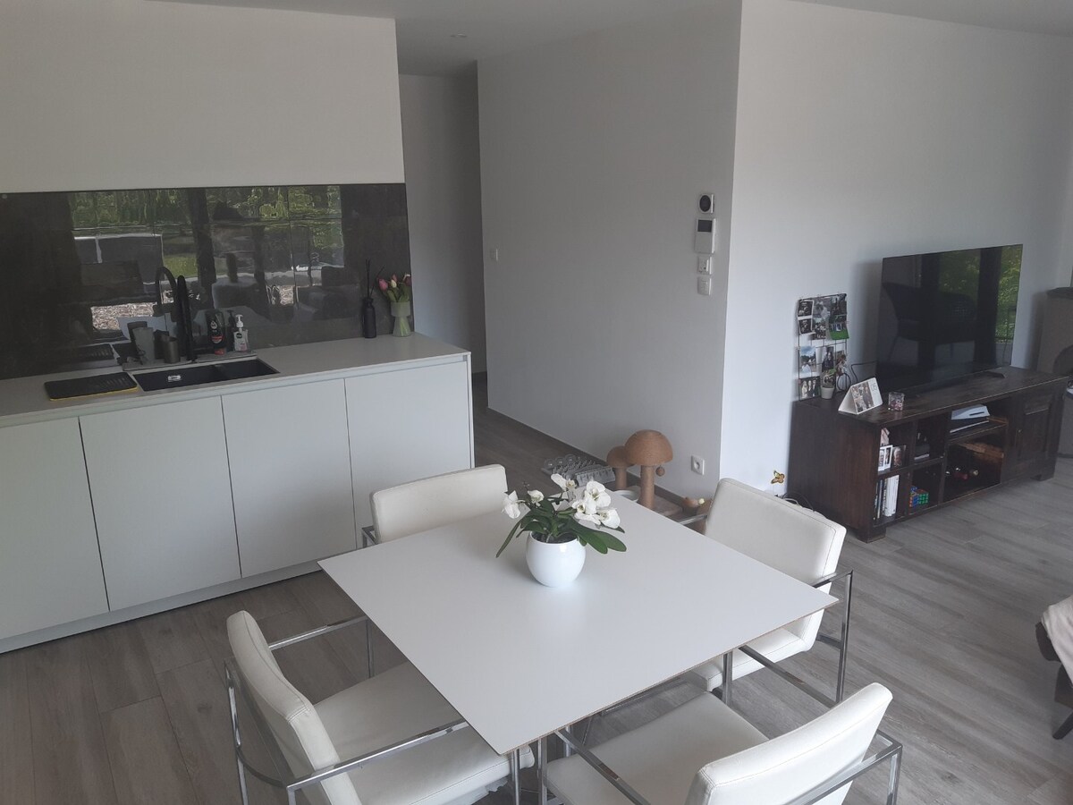 Praktisch 2 slpk-appartement met terras. 