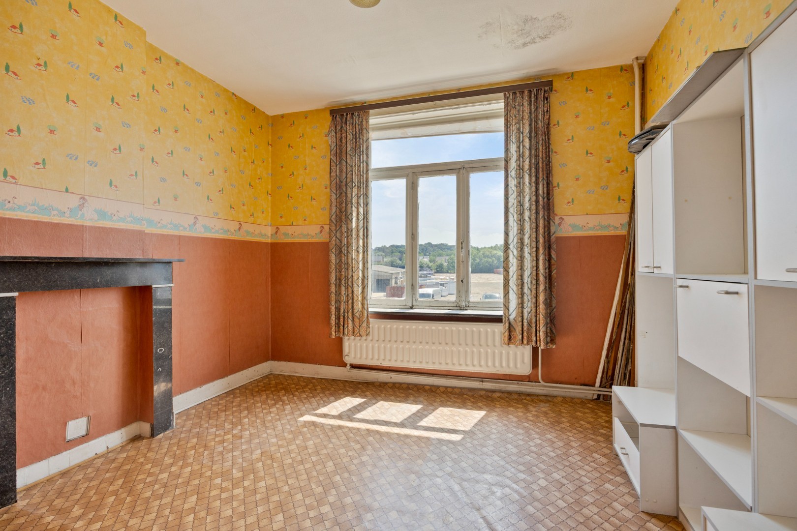 Ruime te renoveren woning met 3 slaapkamers in Lubbeek met doorgang langs het perceel van de buren. EPC: 736 KWH/m² 