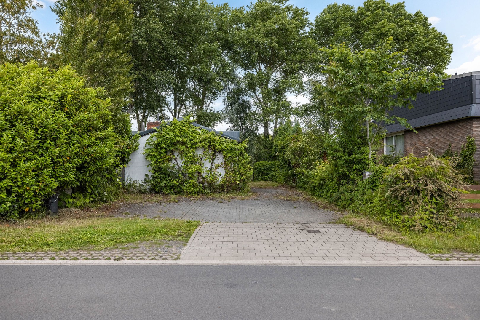Seventies bungalowvilla met renovatiepotentieel op unieke ligging aan natuurgebied 