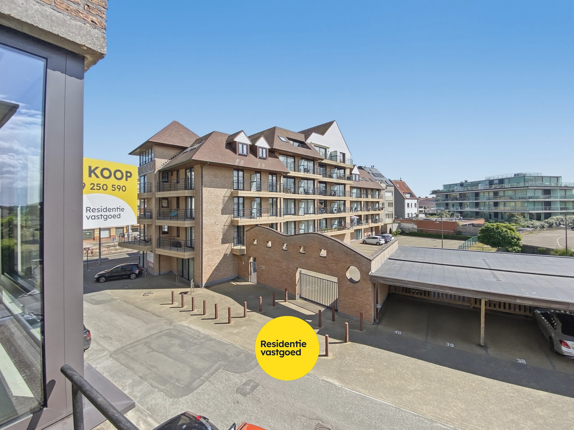 Op te frissen 2-slaapkamerappartement (73m²) te Koksijde Sint-Idesbald. 