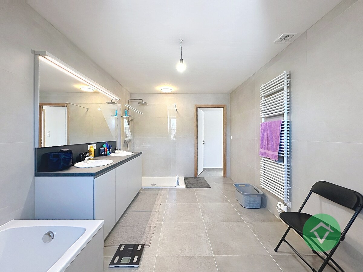 Moderne nieuwbouw tussenwoning met drie slaapkamers en garage in Moere 